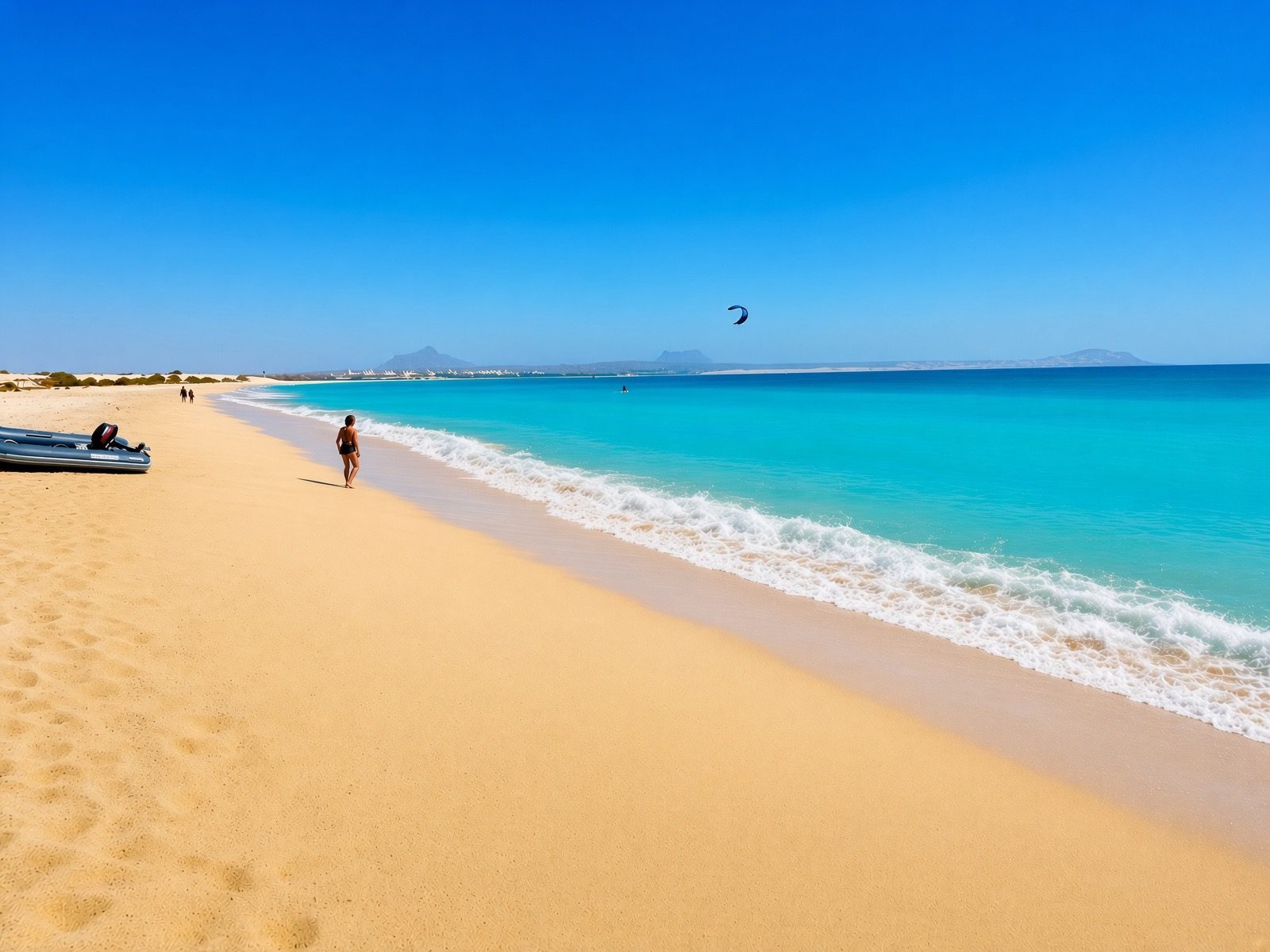 Türkisfarbenes Wasser mit Kitesurfer