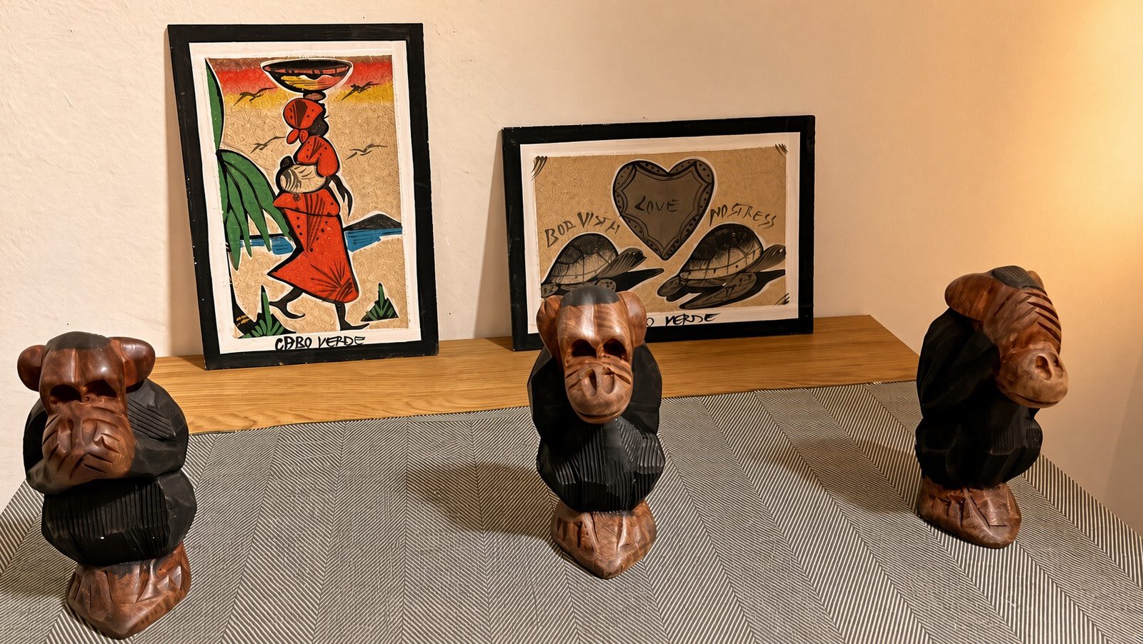 Handgeschnitzte Holzfiguren und Gemälde