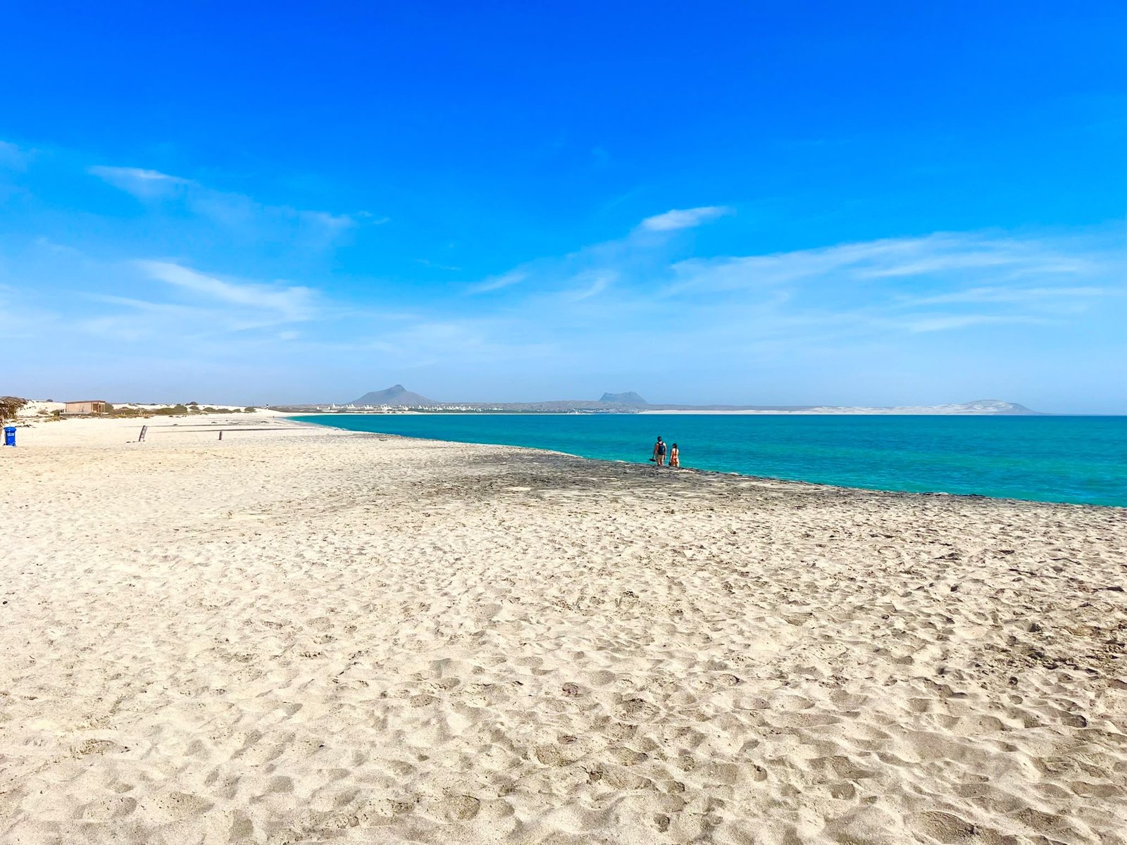Weiter Sandstrand unter blauem Himmel auf Boa Vista