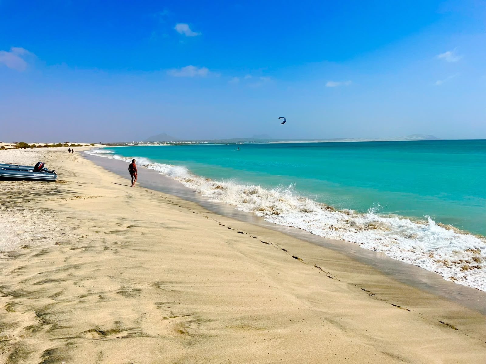 Türkisfarbenes Meer und heller Sandstrand auf Boa Vista