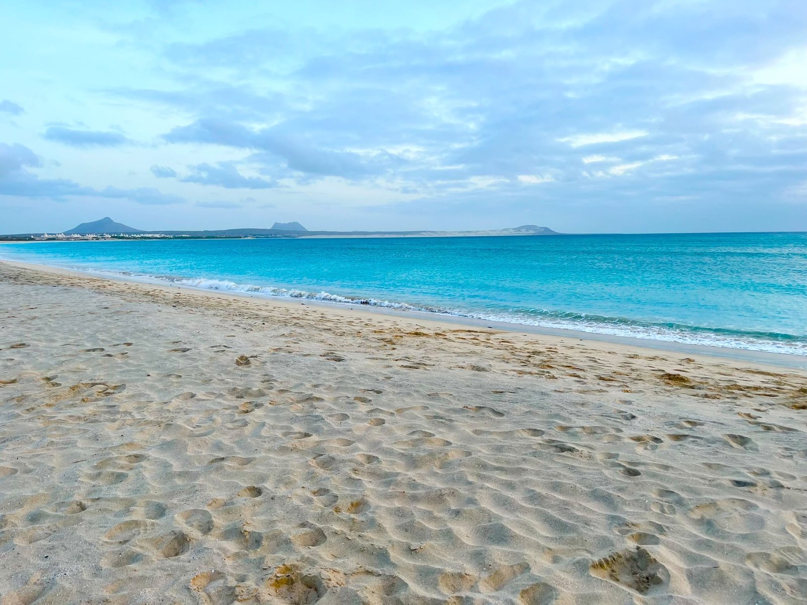 Menschenleerer Strand mit klarem Wasser auf Boa Vista